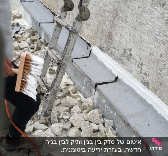 אדם עם מברשת לבנה ליד קיר אטום